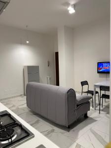 uma sala de estar com um sofá e um fogão em Jcube Apartments Bocconi Milano em Milão