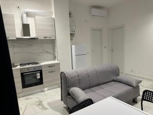 uma sala de estar com um sofá na cozinha em Jcube Apartments Bocconi Milano em Milão