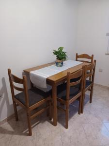 drewniany stół z dwoma krzesłami i rośliną na nim w obiekcie Lavanda w miejscowości Mali Lošinj