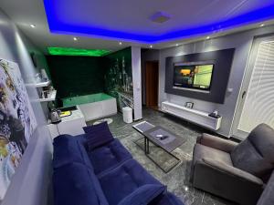 een woonkamer met een bank en een flatscreen-tv bij Apartman S&V 2 Istocno Sarajevo Lukavica sa Jacuzzi Lux Spa Hilandarska Centar in Lukavica