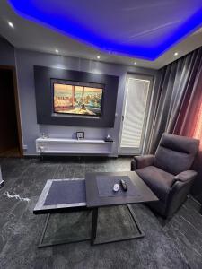 uma sala de estar com um sofá e uma televisão em Apartman S&V 2 Istocno Sarajevo Lukavica sa Jacuzzi Lux Spa Hilandarska Centar em Lukavica