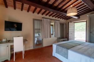Postel nebo postele na pokoji v ubytování Borgo Sant'Apollinare - Resort + 37 fotografií