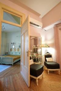 Pokój z sypialnią z łóżkiem i drzwiami w obiekcie Chateau Leconte w Salonikach