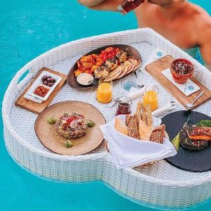 Biały stół z jedzeniem i napojami w obiekcie Kallithea love paradise pool & garden w mieście Kallithea