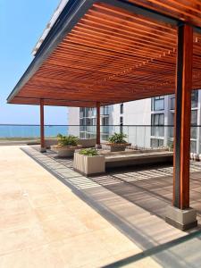 un pabellón de madera con plantas en un edificio en Loft completo con balcón a 5 min de la playa, en Santa Marta 18 fotos más