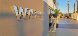a sign on the side of a building at WR Confort Hotel Campo Grande in Campo Grande