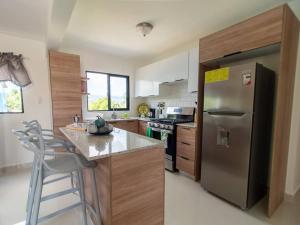 Una cocina o kitchenette en Beautiful New 3Bed Penthouse Pool Wi-Fi
