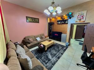 un soggiorno con divano e tavolo di Al-Amer Hostel 1 ad Aqaba