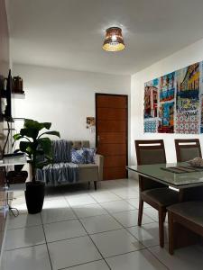 - un salon avec un canapé et une table dans l'établissement Apto bem localizado est de Ribamar ao lado do shopping, à São José de Ribamar