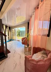 een woonkamer met een bank en een tafel bij Villa Alexa in La Cana