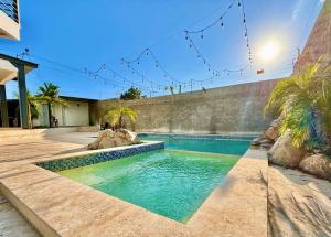uma piscina no meio de uma casa em Villa Alexa em La Cana