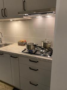 Een keuken of kitchenette bij Vue Meuse, en face de la citadelle