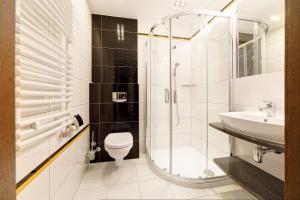 クリニツァ・ズドルイにあるLeśna Polana- blisko centrum, Mini Spa, cicha, spokojna okolica, parking gratisのシャワー、トイレ、洗面台を備えたバスルーム