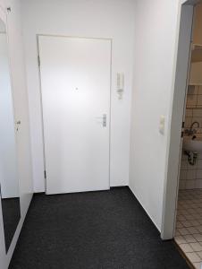 een witte deur in een kamer met een badkamer bij City Apartment & Lift - Hoeft in Wuppertal