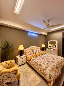 1 dormitorio con 1 cama grande y espejo en Islamabad Oasis Residences, en Islamabad