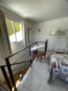 1 dormitorio con cama, escritorio y ventana en Rincón Avellaneda in 