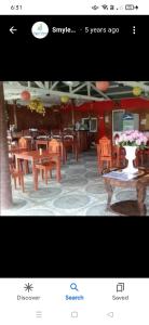 een foto van een restaurant met tafels en stoelen bij Smylen Homestay in Maria