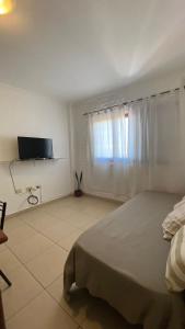 a bedroom with a bed and a flat screen tv at DEPARTAMENTO EN PARANÁ ZONA CENTRO in Paraná