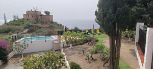 Basen w obiekcie La Torrecica, con carácter andaluz y magníficas vistas al mar y Sierra Nevada lub w pobliżu