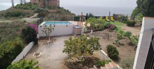 Basen w obiekcie La Torrecica, con carácter andaluz y magníficas vistas al mar y Sierra Nevada lub w pobliżu