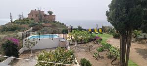 Basen w obiekcie La Torrecica, con carácter andaluz y magníficas vistas al mar y Sierra Nevada lub w pobliżu