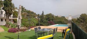 Basen w obiekcie La Torrecica, con carácter andaluz y magníficas vistas al mar y Sierra Nevada lub w pobliżu