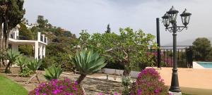 Ogród w obiekcie La Torrecica, con carácter andaluz y magníficas vistas al mar y Sierra Nevada
