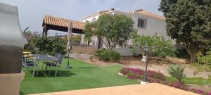 Ogród w obiekcie La Torrecica, con carácter andaluz y magníficas vistas al mar y Sierra Nevada