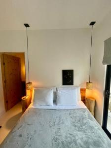 a bedroom with a large bed with two pillows at Apartamento de 2 Habitaciones con Piscina in Santa Teresa Beach