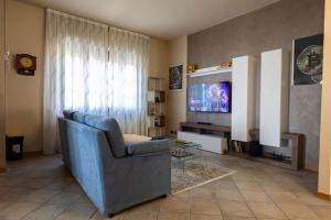 - un salon avec un canapé et une télévision dans l'établissement Casa Gozza, à Verzuolo