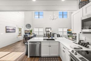 Η κουζίνα ή μικρή κουζίνα στο NEW Cabin - Heated Indoor Pool, Jacuzzi, Gameroom +19 φωτογραφίες