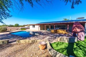 un patio trasero con piscina y una casa en Desert Oasis, en Tucson
