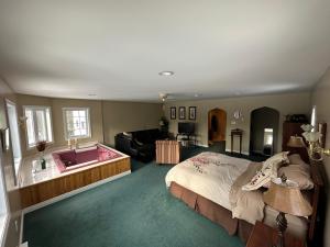 Eden Estate B&B في Reidville: غرفة نوم مع سرير وحوض استحمام