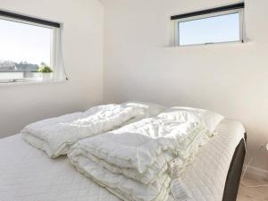 2 camas sin hacer en una habitación blanca con 2 ventanas en Holiday home Vinderup XXIX, en Vinderup