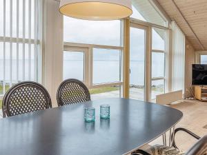 een tafel met twee kopjes in een kamer met ramen bij 4 person holiday home in Vinderup in Vinderup