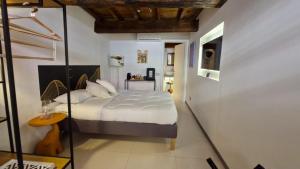 una camera con un grande letto bianco di Affittacamere Leoncorno Ferrara a Ferrara