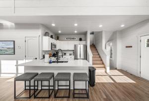 Η κουζίνα ή μικρή κουζίνα στο NEW Cabin - Heated Indoor Pool, Jacuzzi, Gameroom