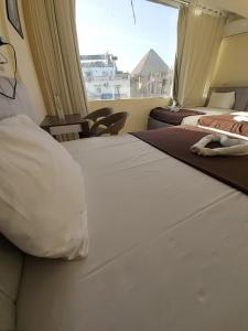 Кровать или кровати в номере holiday pyramids view