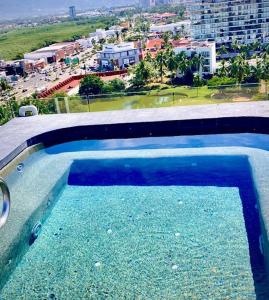une grande piscine avec vue sur la ville dans l'établissement Casa Cielo Vallarta V-Golf, à Puerto Vallarta