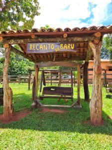 a wooden pavilion with a sign for a baru at Recanto do Baru in Pirenópolis