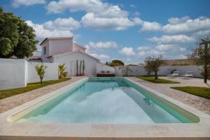 - une piscine dans l'arrière-cour d'une villa dans l'établissement Sunday Morning Guesthouse, à Aljezur