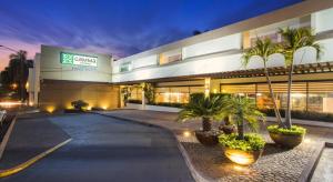 a building with palm trees in front of it at Gamma Cuernavaca Puerta Paraiso in Cuernavaca