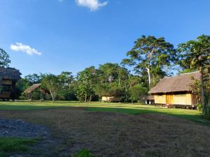 un gran patio con un granero y un edificio en Amazon Lodge Harpy, en Parque Nacional Yasuní