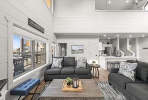 Χώρος καθιστικού στο NEW Cabin - Heated Indoor Pool, Jacuzzi, Gameroom