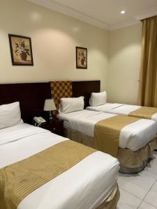 Un pat sau paturi într-o cameră la Sedrah Al Aziziah Hotel 2