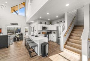 Η κουζίνα ή μικρή κουζίνα στο NEW Cabin - Heated Indoor Pool, Jacuzzi, Gameroom