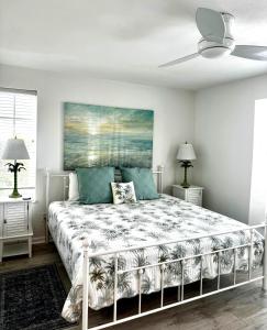 1 dormitorio con 1 cama y una pintura en la pared en Beach Villa One Bedroom A3124A villa, en Cape Haze