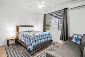 Postel nebo postele na pokoji v ubytování Pool House by Isla Verde Beach home