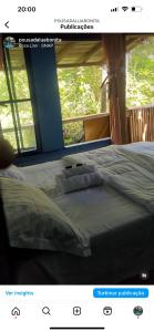 - une photo d'un lit avec des oreillers dans l'établissement Pousada Lua Bonita, à Nova Lima