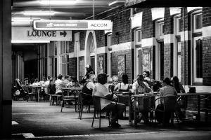 JuneeJunee Hotel的一群人坐在餐厅的桌子旁